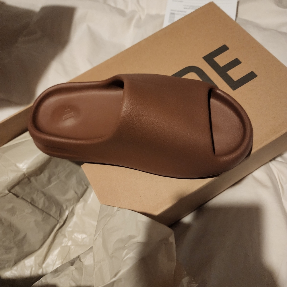 Yeezy Slide in Flax colorway